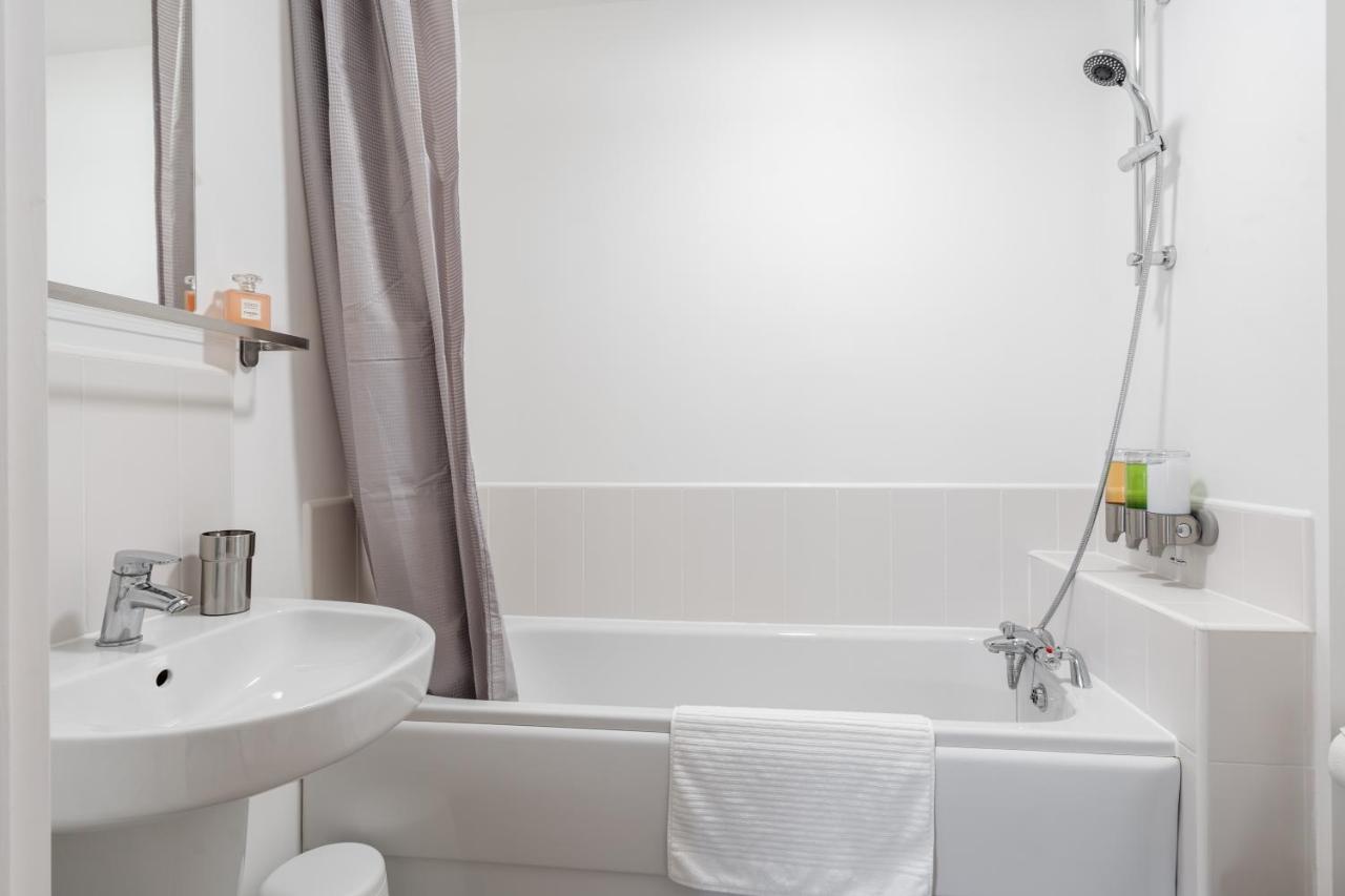 Lovely Modern 2 Bed City Centre Apartment With Free Parking - Double Or Twin Beds Available Wolverhampton Exterior photo